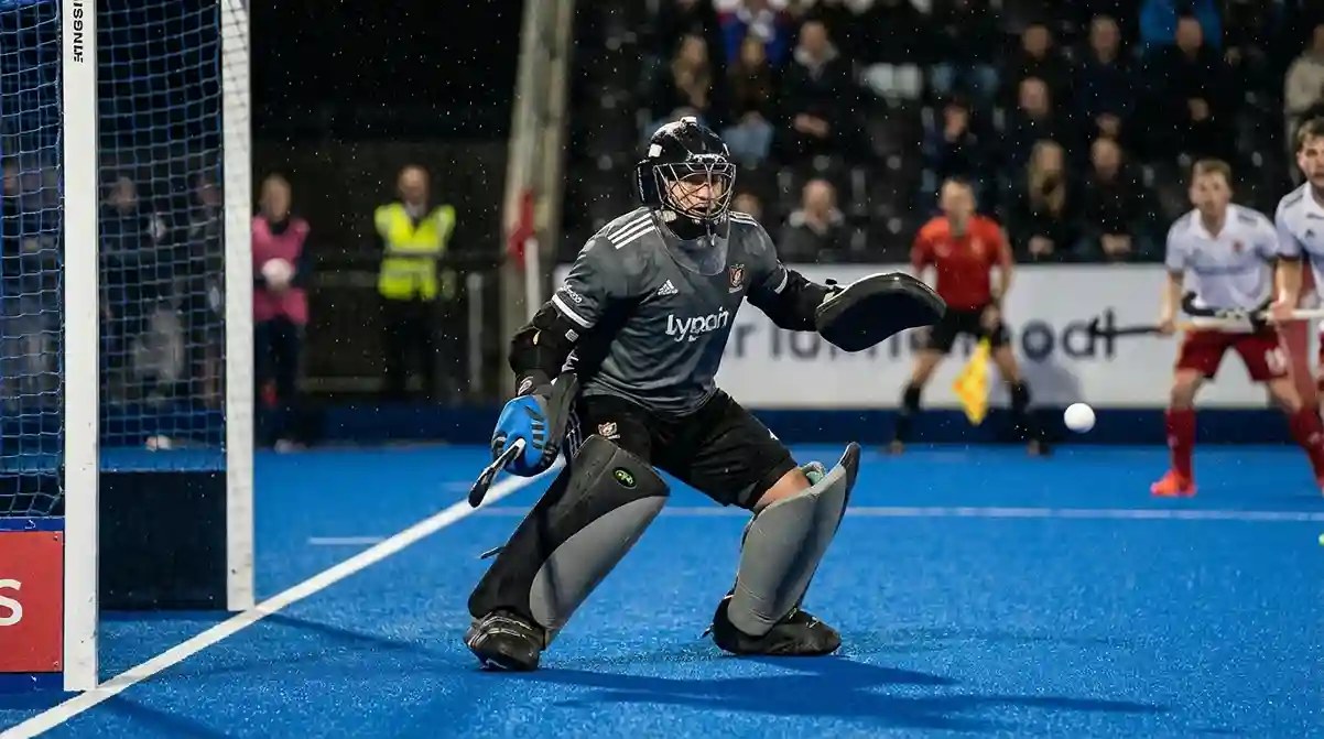 Hockeykeeper in actie tijdens een intensieve wedstrijd met volle concentratie