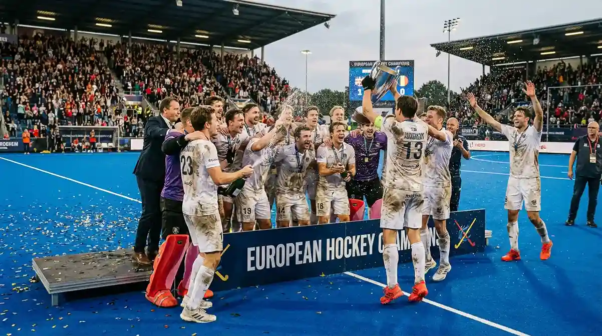 Hockeyteam dat viert na het winnen van een Europees kampioenschap