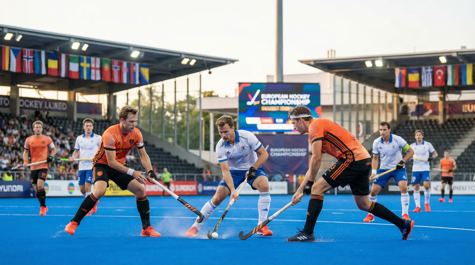 Europese hockeyteams in actie tijdens een EK-wedstrijd op kunstgras