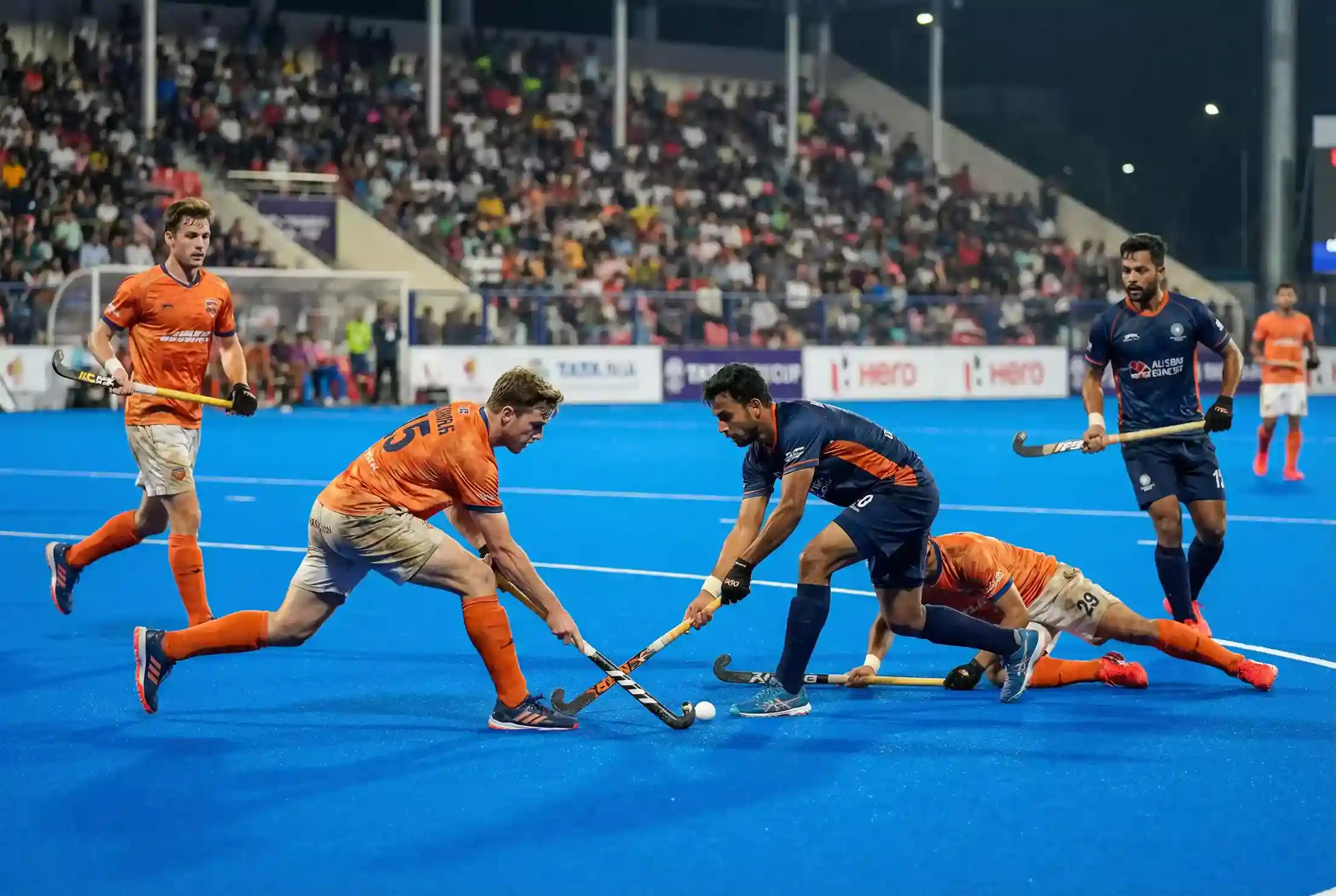 Hockeyspelers van topclubs in actie tijdens een competitiewedstrijd op kunstgras