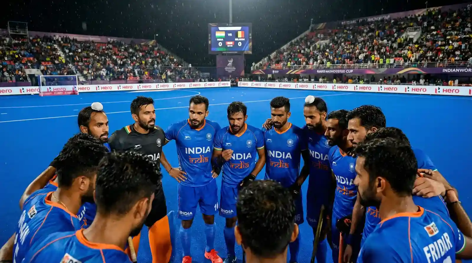 Indiaas hockeyteam in blauwe tenues tijdens een emotionele internationale wedstrijd