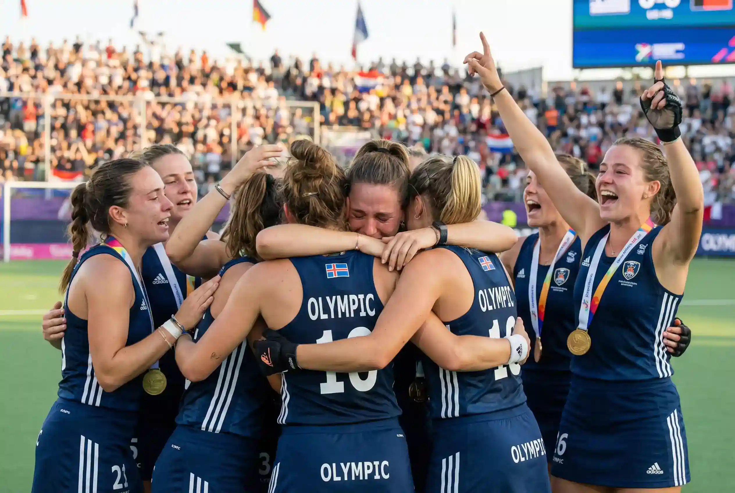 Hockeyspelers die emotioneel vieren na het winnen van een olympische medaille