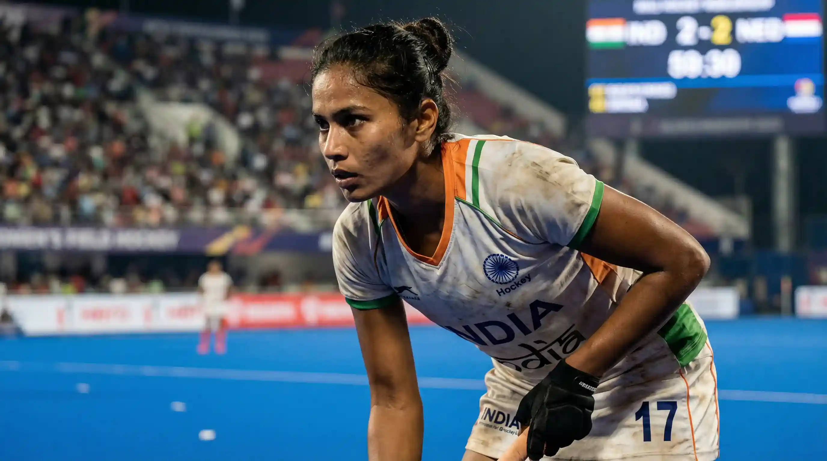 Hockeyspeler die zich concentreert voor een belangrijke actie tijdens een internationale wedstrijd