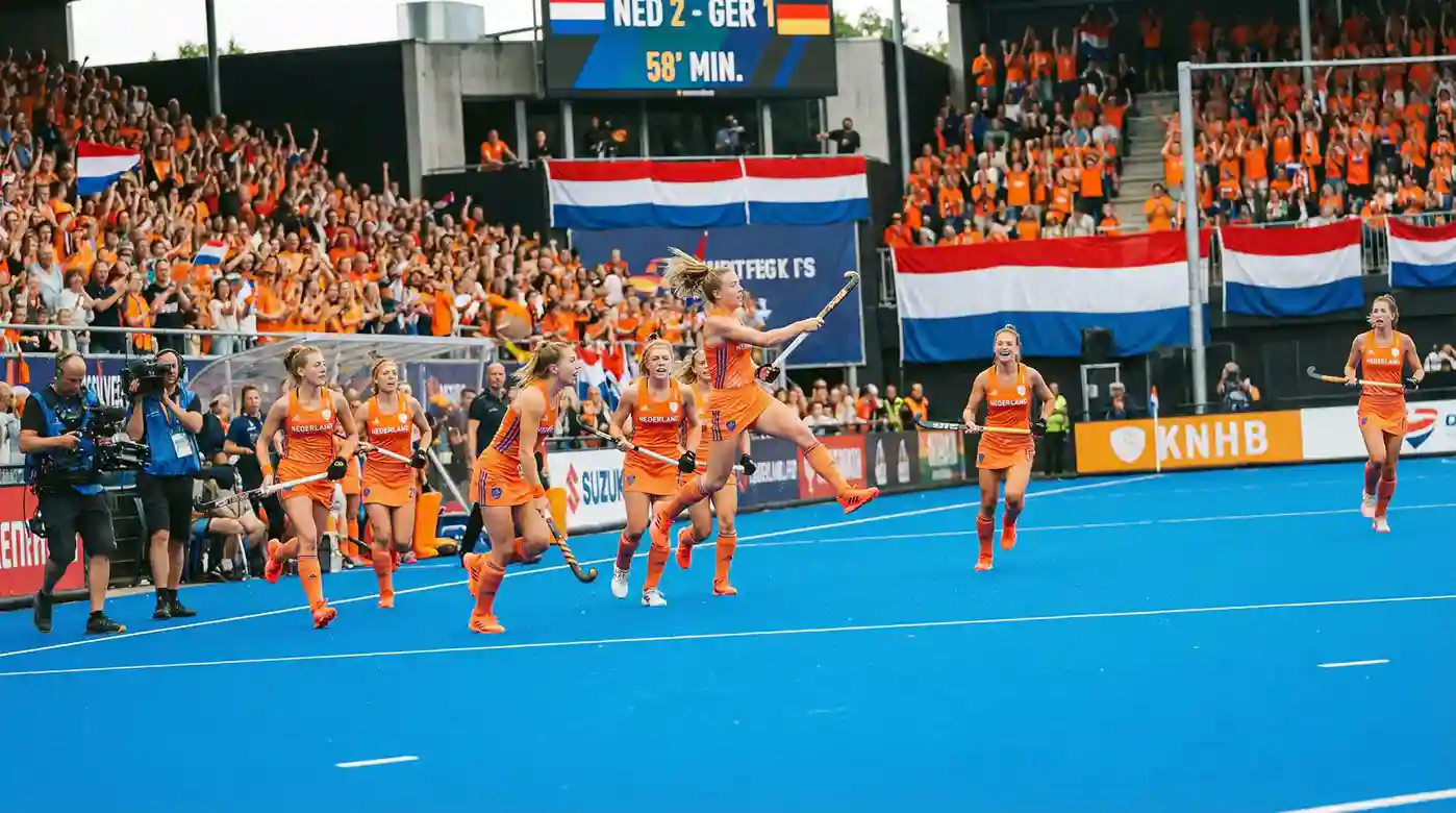 Nederlandse hockeyspelers in oranje shirts tijdens een internationale wedstrijd