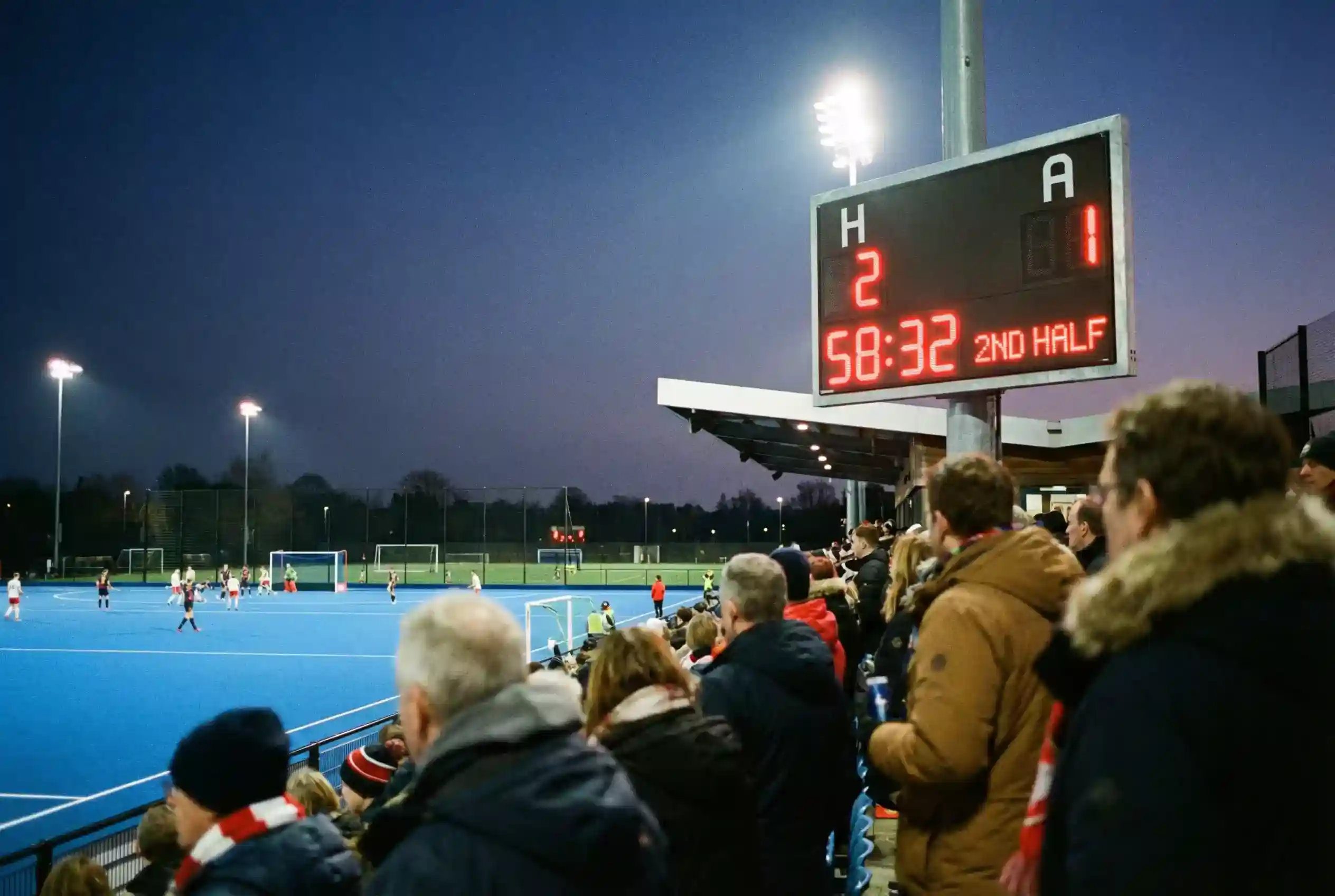 Hockeystadion met scorebord dat de wedstrijdstand toont