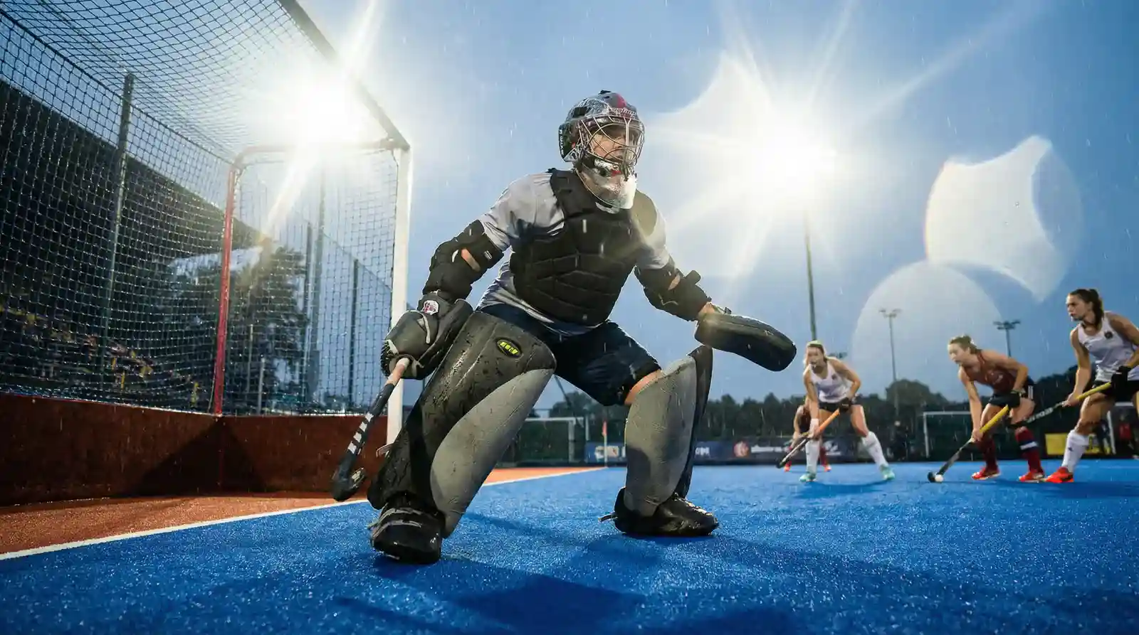Hockeykeeper die zich klaarmaakt voor een strafcorner op een professioneel veld