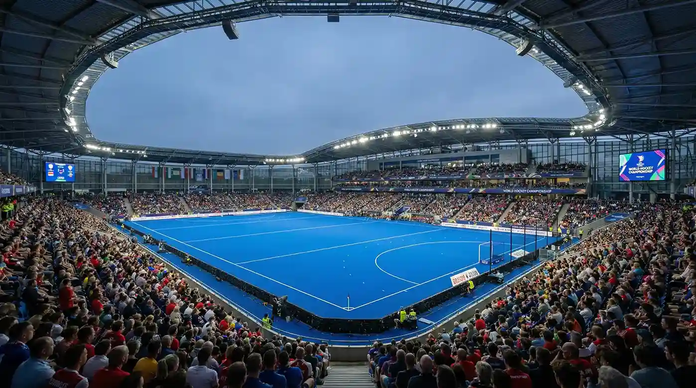 Modern hockeystadion met volle tribunes klaar voor een groot toernooi
