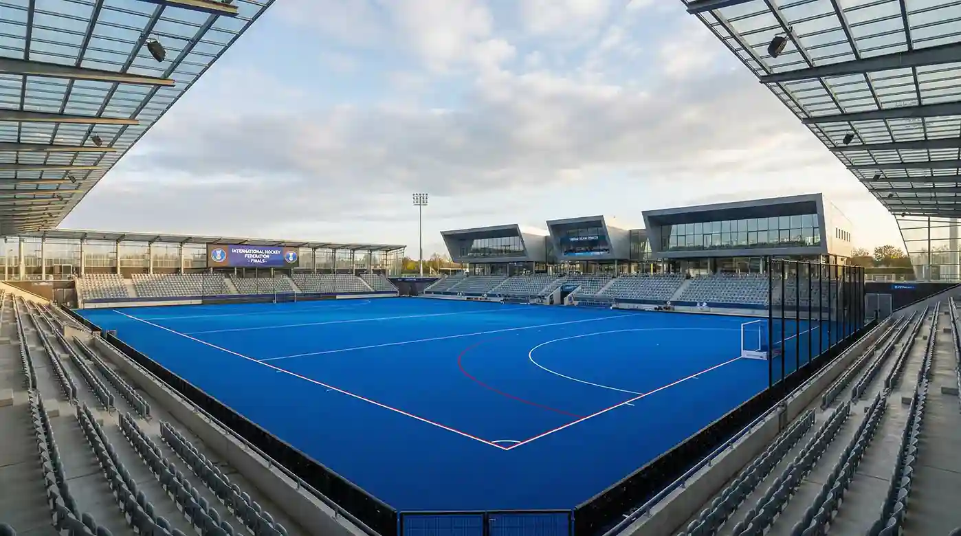 Professioneel hockeystadion met blauw kunstgras en moderne faciliteiten